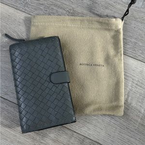 BOTTEGA VENETA
Intrecciato Weave Leather Bifold wallet